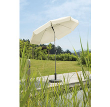 Tuinscene met een parasol