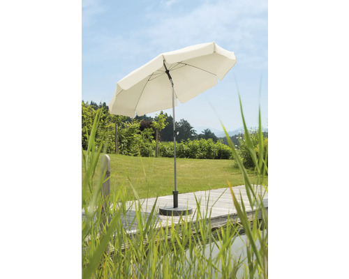 Tuinscene met een parasol