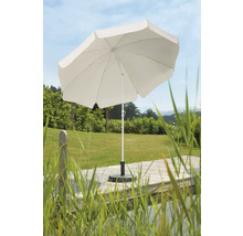 Witte parasol op een terras met gazon