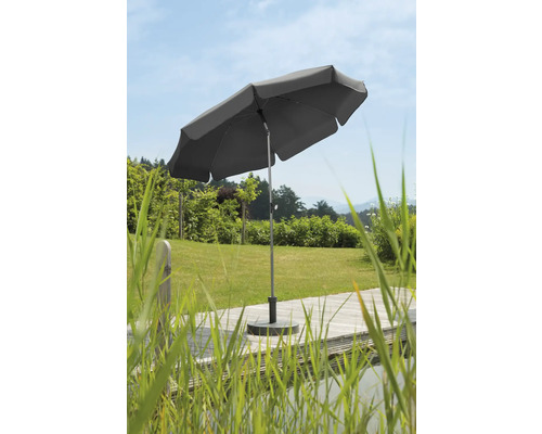 Grijze tuinscherm op een terras