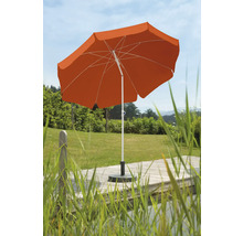 Oranje parasol met wit frame en zwarte voet in de tuin