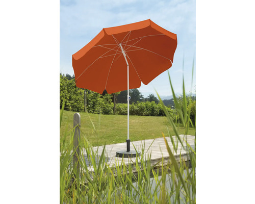 Oranje parasol met wit frame en zwarte voet in de tuin