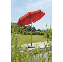 Rode parasol in de tuin op een houten terras