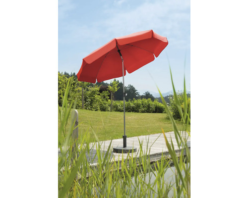 Rode parasol in de tuin op een houten terras