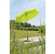 Groene parasol op een houten terras in een tuin