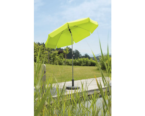 Groene parasol op een houten terras in een tuin