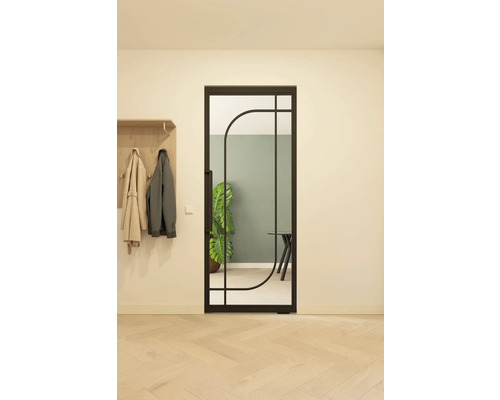 Kamerdeur met glas en stalen frame in hal