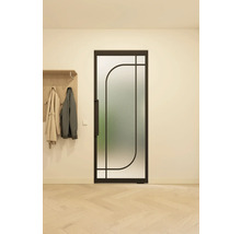 Binnendeur met satijnglas en zwart frame in interieur