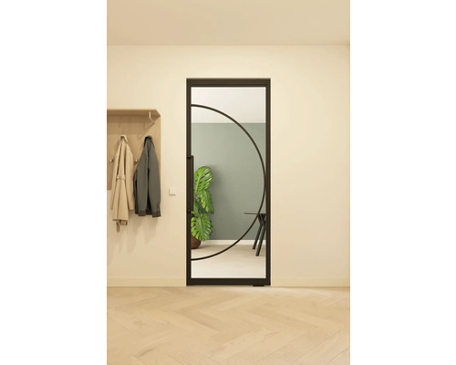 Scene met binnendeur met glas en cirkelvormig ontwerp, kapstok met jassen en kamerplant