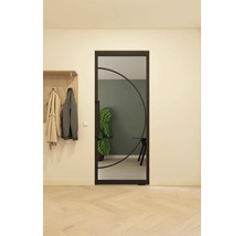 Interieur met een moderne schuifdeur van glas en metalen frame
