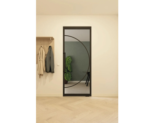 Interieur met een moderne schuifdeur van glas en metalen frame