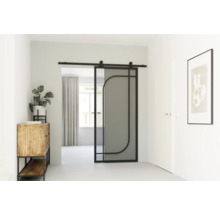 Interieur met glazen schuifdeur en metalen frame
