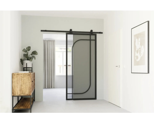 Interieur met glazen schuifdeur en metalen frame