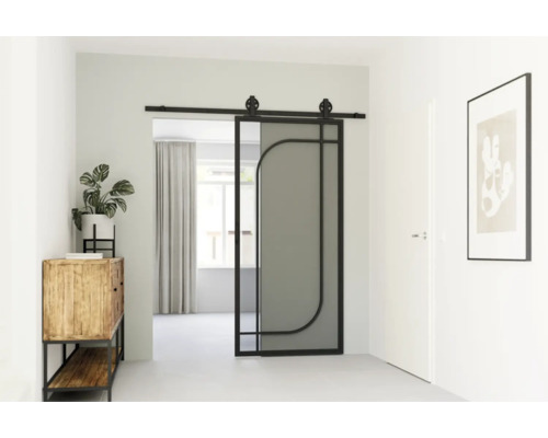 Hal met schuifdeur in industrieel ontwerp, commode en kamerplant
