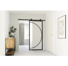 Een lichte hal met een glazen en metalen schuifdeur, een dressoir en een kamerplant.