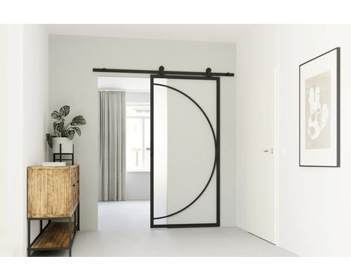 Een lichte hal met een glazen en metalen schuifdeur, een dressoir en een kamerplant.