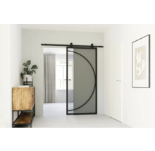 Kamerweergave met glazen schuifdeur met half cirkel ontwerp, dressoir, plant en ingelijste foto