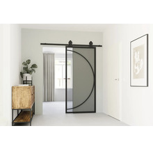 Interieur met schuifdeur van glas en metalen frame met cirkelvormig ontwerp