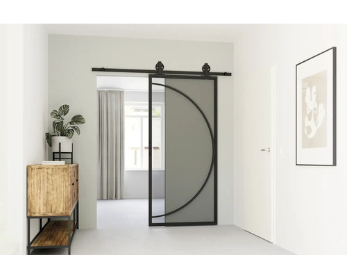 Interieur met schuifdeur van glas en metalen frame met cirkelvormig ontwerp