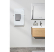 Moderne badkamer met handdoekradiator, wastafelonderkast en spiegel