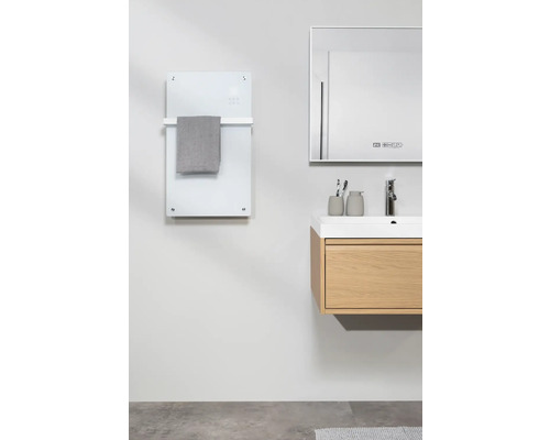 Moderne badkamer met handdoekradiator, wastafelonderkast en spiegel