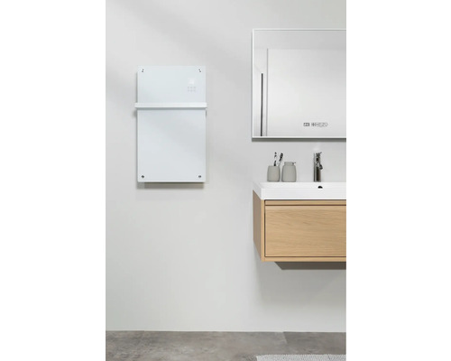 Moderne badkamer met radiator, spiegelkast en wastafelonderkast