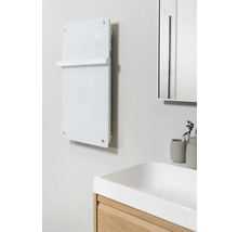 Moderne badkamer met glazen radiator, wastafel en spiegel