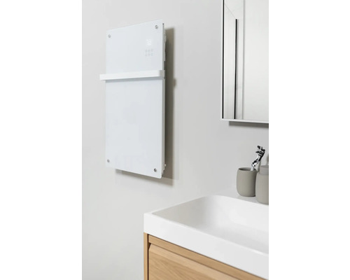 Moderne badkamer met glazen radiator, wastafel en spiegel