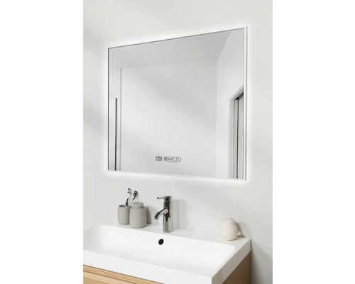 Badkamer met verlichte spiegel, wastafel en kraan