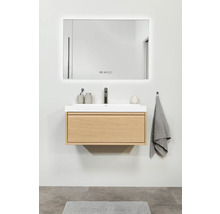 Badkamer met wastafelonderkast, waskom en spiegel