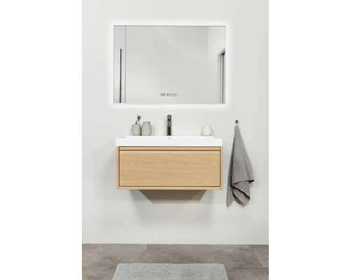 Badkamer met wastafelonderkast, waskom en spiegel