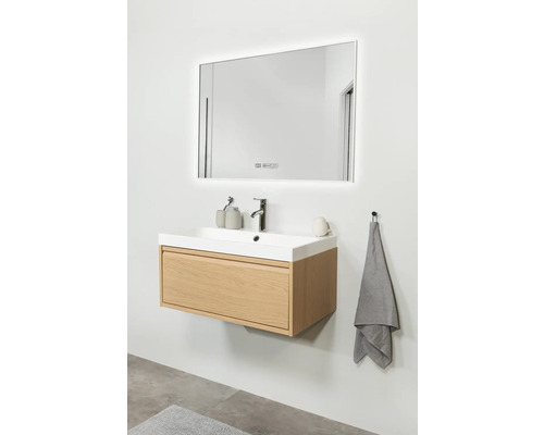 Wastafel met spiegel en onderkast in de badkamer