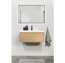 Badkamer met wastafelonderkast, wastafel, spiegel en accessoires voor een moderne badkamerinrichting.