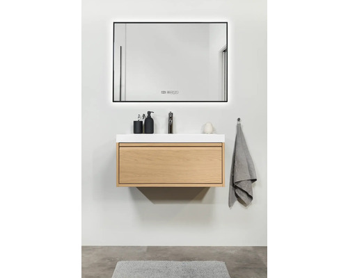 Badkamer met wastafelonderkast, wastafel, spiegel en accessoires voor een moderne badkamerinrichting.