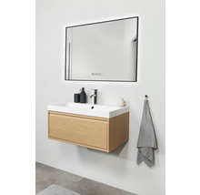 Moderne badkamer met wastafelonderkast, opzetwastafel en verlichte spiegel