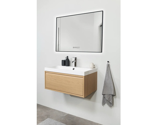 Moderne badkamer met wastafelonderkast, opzetwastafel en verlichte spiegel