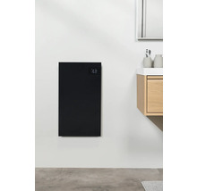 Zwarte wandconvector met digitaal display in een badkamer