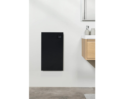 Zwarte wandconvector met digitaal display in een badkamer