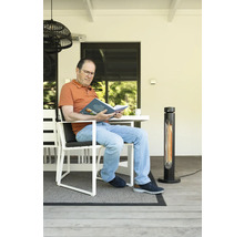 Man leest boek op terras met terrasverwarmer