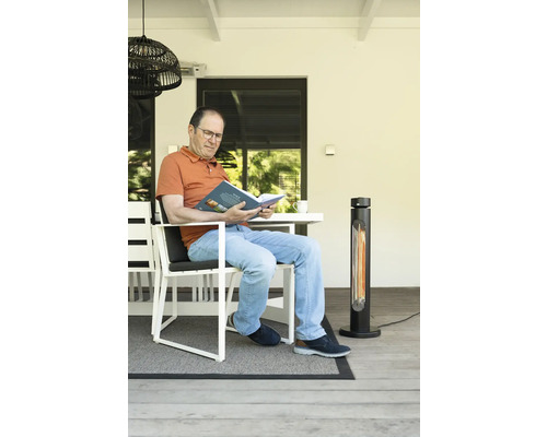 Man leest boek op terras met terrasverwarmer