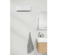 Moderne badkamer met airconditioning, spiegel, wastafelonderkast en handdoek