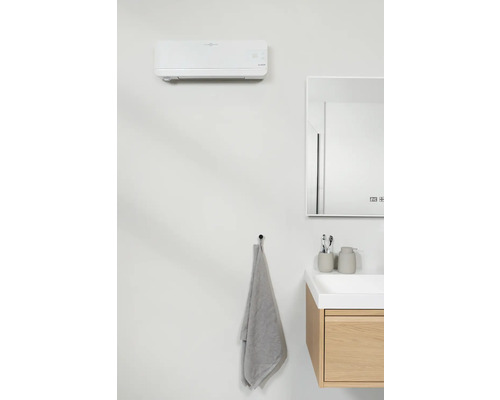 Moderne badkamer met airconditioning, spiegel, wastafelonderkast en handdoek