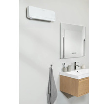 Badkamer met airconditioning, wastafelonderkast en spiegel