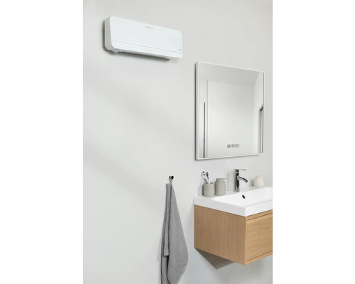 Badkamer met airconditioning, wastafelonderkast en spiegel