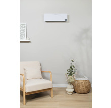 Woonkamer met airconditioner, fauteuil en decoratie