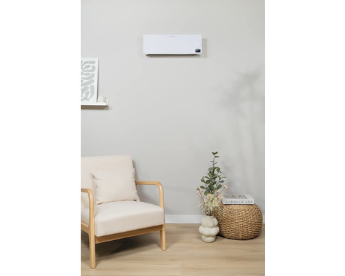 Woonkamer met airconditioner, fauteuil en decoratie