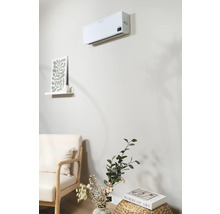 Wandgemonteerde airconditioner in een heldere woonkamer met fauteuil en decoratie