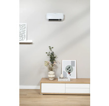 Woonkamer met wandverwarming boven een commode versierd met een vaas