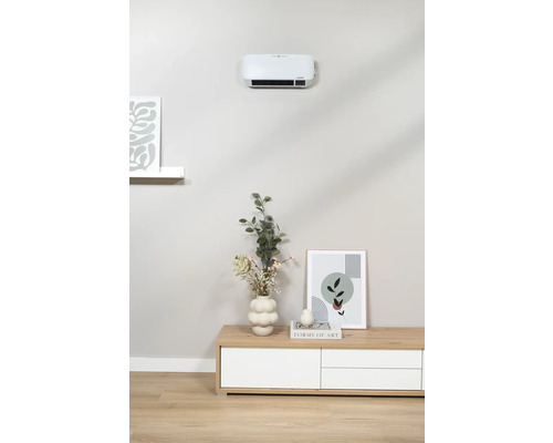 Woonkamer met wandverwarming boven een commode versierd met een vaas