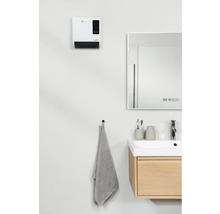 Moderne badkamer met verwarming, spiegel, wastafel en handdoek